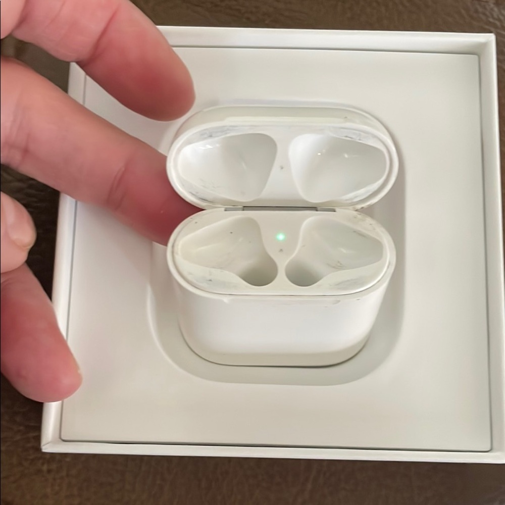 Apple AirPods Charging Case in White  Generation 1/2 Used - Picture 5 of 7